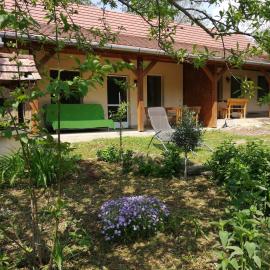 Flóra Apartmanok, hotel in Kehidakustány