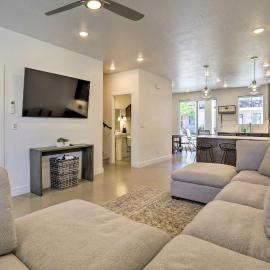 Sunny Resort Townhome + Balcony & Pool Access, hotel in St. George