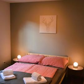 Mayers Swiss House, private home for 2-6 guests โรงแรมในMatten