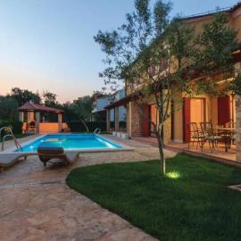 I & M Guest House, מלון בבניולה