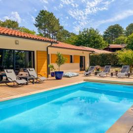 Magnifique villa avec piscine, Hotel in Biscarrosse