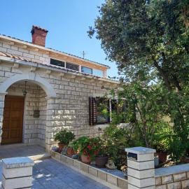 Apartment Tina, hotel in Smokvica