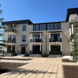 Берег 2, hotel in Bosteri