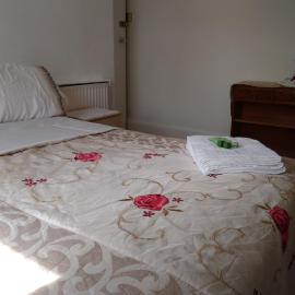 Renovated 4-Bed Home Sleeps 9 with Parking & Spa