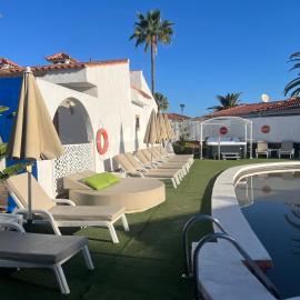 Rainbow Golf Bungalows, Gay Men-only Resort, hotel in Maspalomas