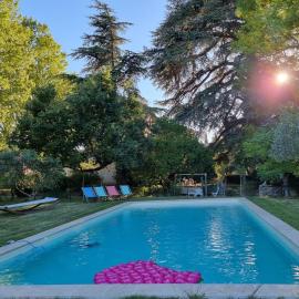 1560- Domaine Des Cinq Jardins- A Magical and Authentic Mansion, hôtel à Fuveau