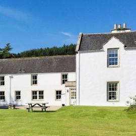 Garbity Farmhouse - beautiful 6-bedroom Farmhouse with open fires, hotel in Fochabers