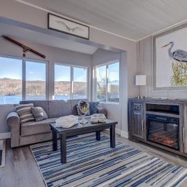 Modern Winnipesaukee Lake Front Retreat Siena, hotel in Alton