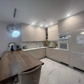 Beverly Hills House pri potoku by Pinkreal, hotel din Solčany