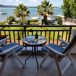 THE ''GOLDEN HOUR'' BEACHFRONT COTTAGE