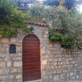 Sea-side Old Stone Villa with a private Garden – hotel w Budvie