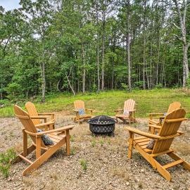 Updated Tuskahoma Cabin w/ Fire Pit & Deck!, hotel a Tuskahoma