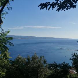House B - with spacious terrace and beautiful view, hotell i Omiš