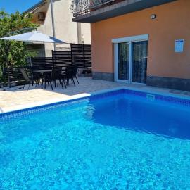 Apartment Gajo with swimming pool near Split, Hotel in Srinjine