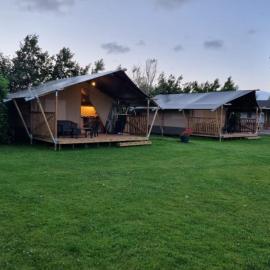 Camping de Tulpenweide, hotel in Breezand