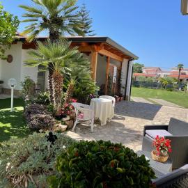 Villa Cecilia Bed and Breakfast، فندق في Cellole