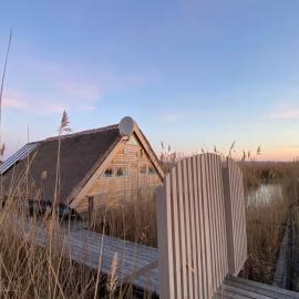 Seehütte Pfahlbau-Neusiedlersee - Waterfront 1, hotell i Rust
