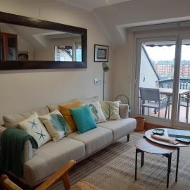 Atico con terraza y piscina comunitaria，里瓦德奧的飯店