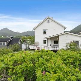Lovely 1 bedroom downstairs condo with free parking place, hotel in Svolvær