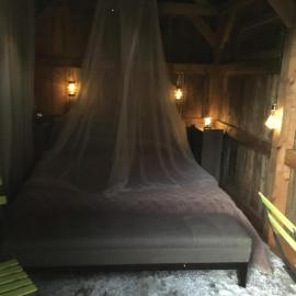 Cabane au fond du jardin, hotel in Thaims
