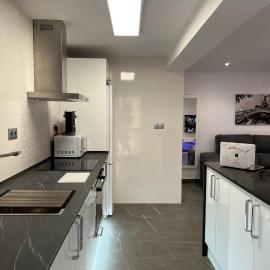 Apartamento espacioso de diseño a 3 min RENFE con Parking Privado, хотел в Кордоба