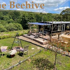 The Good Life Wales with Hot tubs, hotel Llywelben