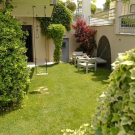 Apartment with garden in Thessaloniki., hotel i Thessaloniki