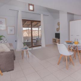 Cozy Loft with Private Terrace, hotel a Kremasti