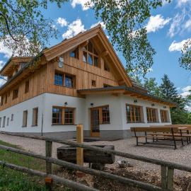Planinska koča na Uskovnici, hotelli kohteessa Srednja Vas v Bohinju