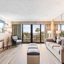 2-Bedroom Carolina Dunes Condo with Private Balcony and Ocean Views, hotelli kohteessa Myrtle Beach