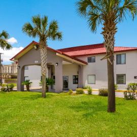 Red Roof Inn Crestview، فندق في كرستفيو