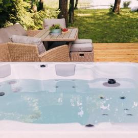Letnisko21 - domek z jacuzzi na tarasie, panoramiczny widok na jezioro, 38 kroków do pomostu, Hotel in Nowęcin