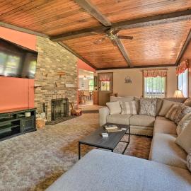 Charming Pymatuning Lake House Near Park & Beach, hotel a Andover