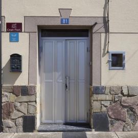 CASA PURI - ACOGEDORA CASA CON PARKING y PATIO INTERIOR، فندق في Robles de la Valcueva