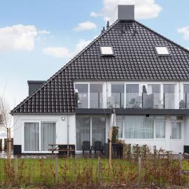 Apartment Sneekermeer with Water Sports Access, hotel a Offingawier