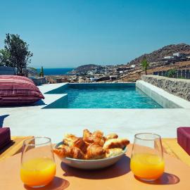Villa Piccolo Mondo with private pool and sea view โรงแรมในคาลาฟาติส