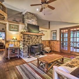 Greentown에 위치한 호텔 Cabin w/ Trails + Creek! 23 Mi to Camelback Slopes