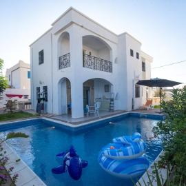 Villa meublée avec piscine et abri de voiture, hotell i Erriadh