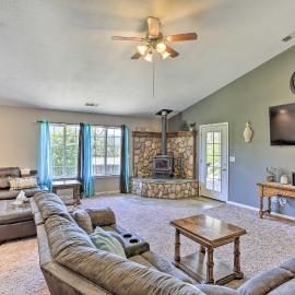 Private Pool & Game Room: Family Weaverville Gem, hotell i Weaverville