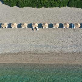 Niriides Beachfront Resort，吉雄的飯店