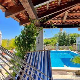 Apartman Gorana with swimming pool, hotel v destinácii Jelsa