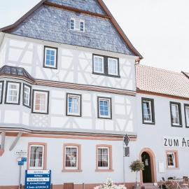 Gasthaus Zum Adler、Großwallstadtのホテル