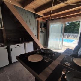 GiTE ATYPIQUE AVEC PISCINE COUVERTE en été, hotel in St Apollinaire De Rias