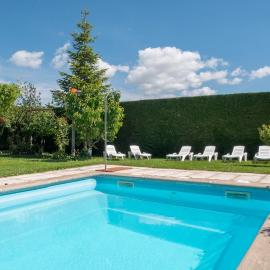 Casa Rural El Berrueco, hotel di Robledillo