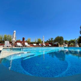 Apartment with swimming pool