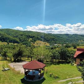 Cabană cu teren de tenis -- etaj, hotel in Băniţa
