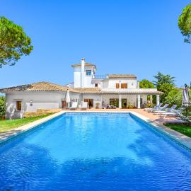 YOLO Spaces - Sotogrande White House Villa, hotel in San Roque