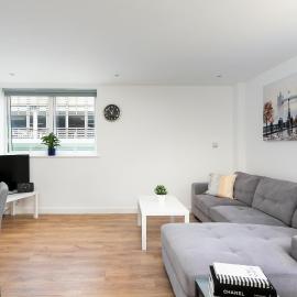 Skyvillion - 4 Bed Luxury Apartment with Balcony & Parking