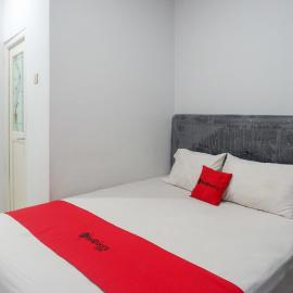 RedDoorz At Jalan Raya Baturaden, hotel in Rempawah
