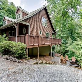 Private Luxury Cabin w Pool Table and Firepit, hotel in Cleveland